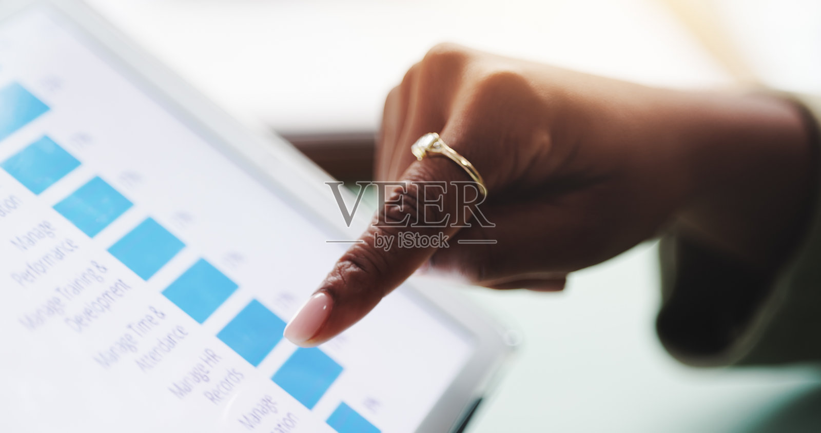 统计数据，屏幕和手握平板电脑的人，显示图表、在线数据和信息。商业、专业，特写工作者使用数字技术进行报告、财务审查和利润分析。照片摄影图片