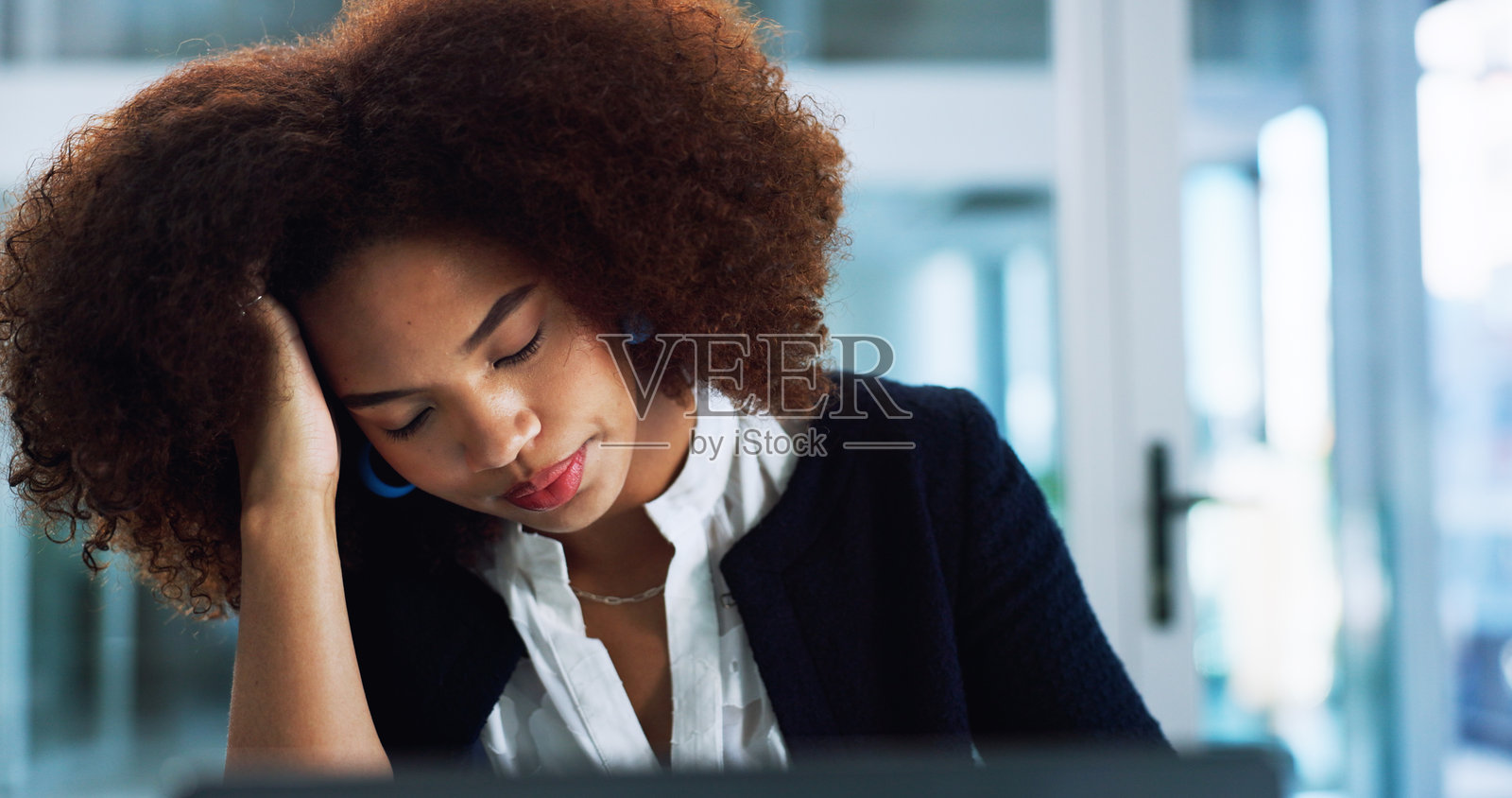 疲惫的女商人在办公室里因财务报告截止日期而感到疲惫、倦怠或精疲力竭。电脑前，沮丧的女性财务顾问因客户投资而感到压力。照片摄影图片