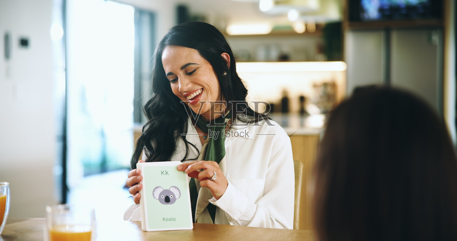 母亲与女儿在家餐厅一起学习的快乐时光，展现了成长、语言和学习的声音，单亲妈妈与女孩共同完成学校作业。照片摄影图片