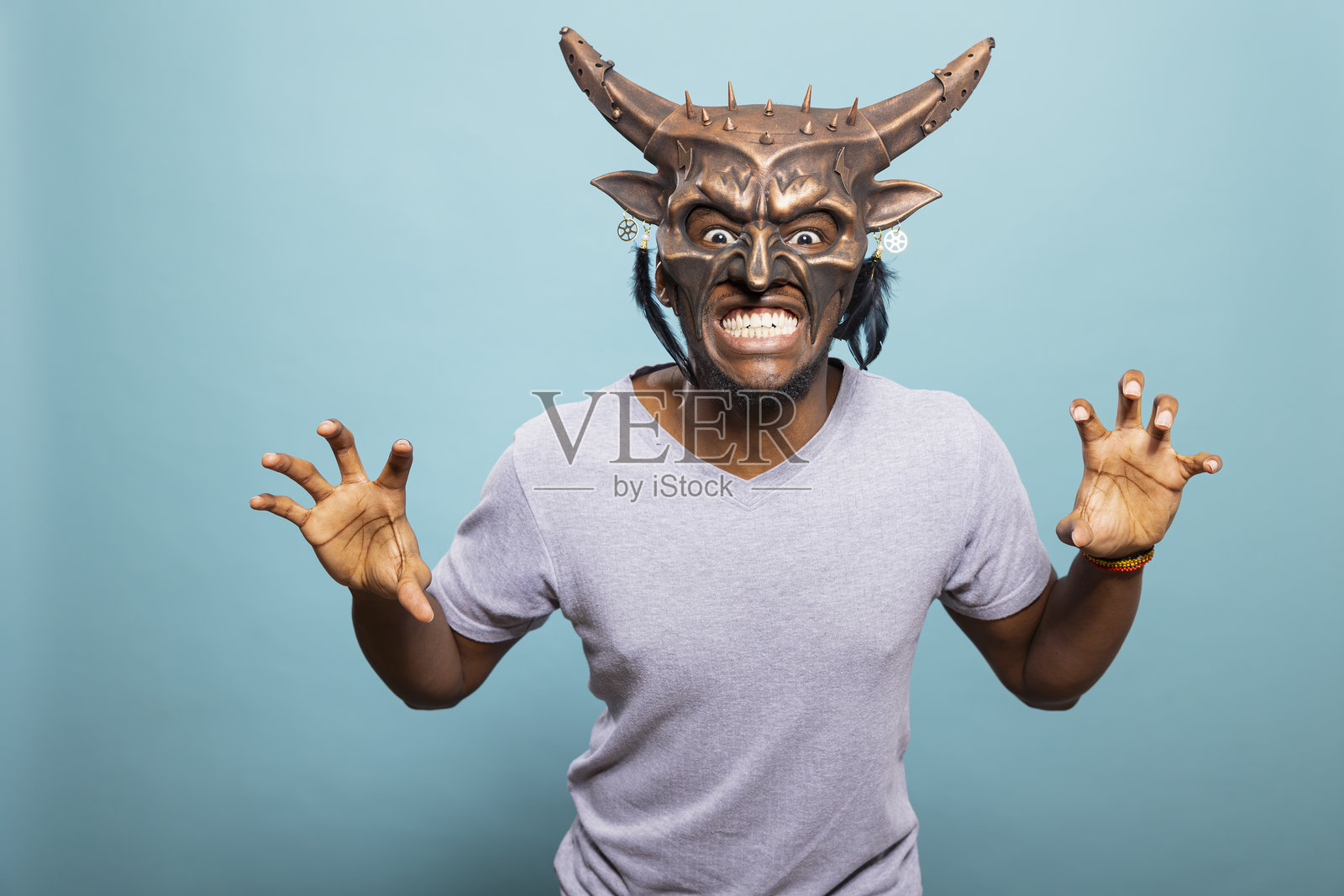 穿着可怕怪物服装的男性模特照片摄影图片