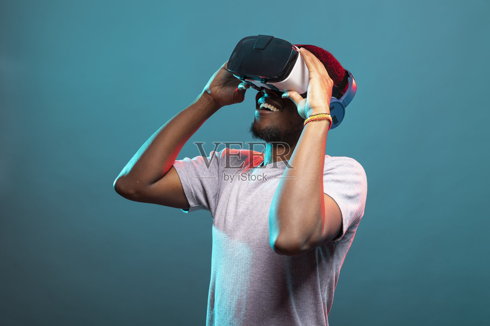 千禧一代正在玩虚拟现实头盔照片摄影图片