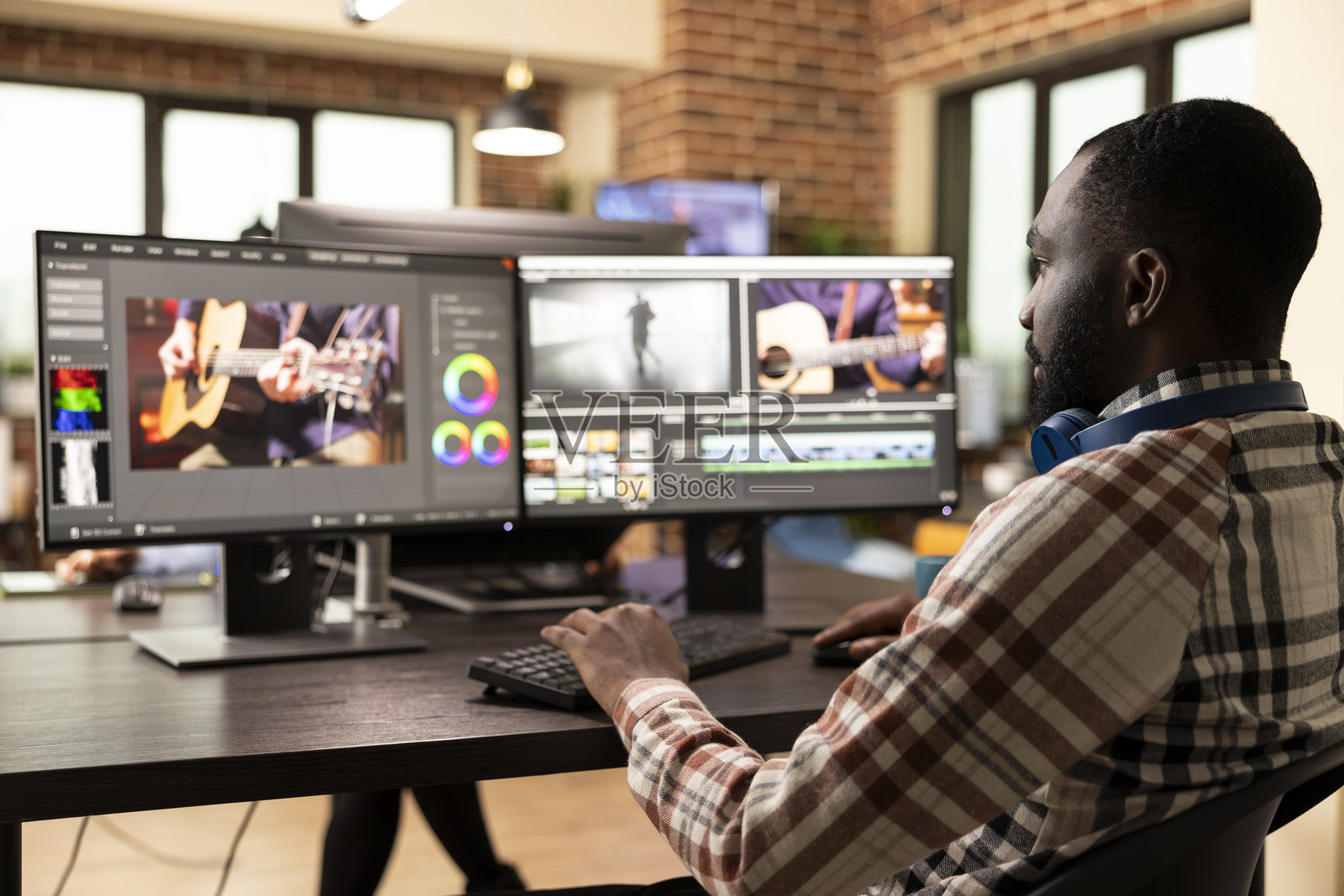 黑人电影制作人使用编辑软件照片摄影图片