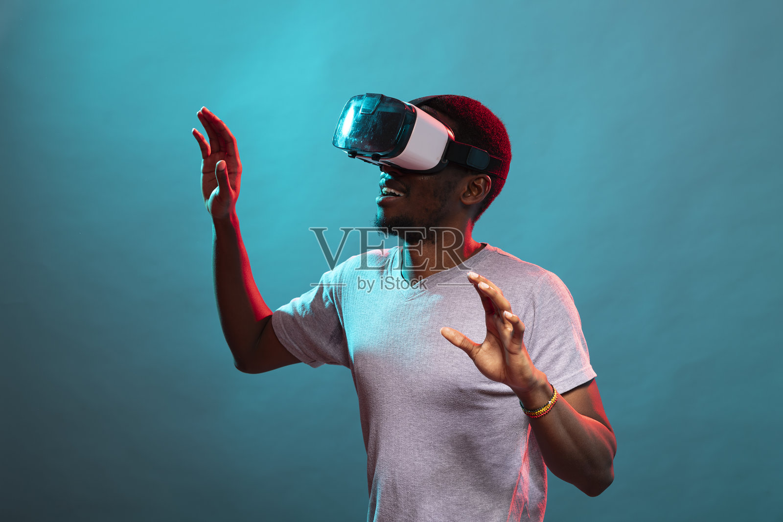 黑人成年人探索虚拟界面照片摄影图片