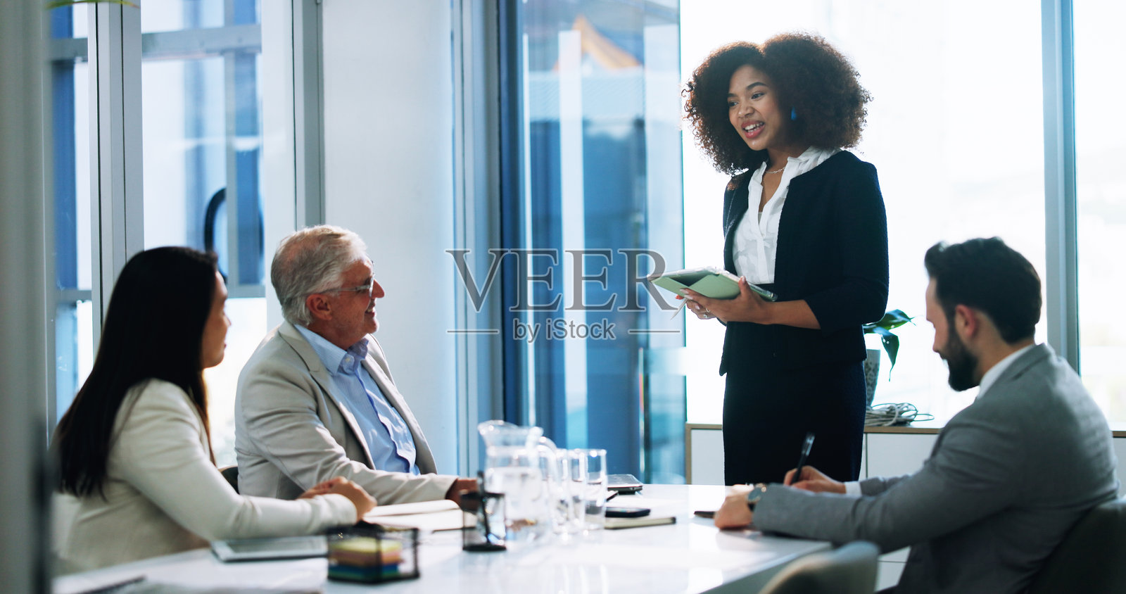 商务人士、演示和会议中的女性、平板电脑和财务顾问进行系统更新。反馈、发言者和董事会员工、技术和互联网与税务提案或预算报告。照片摄影图片