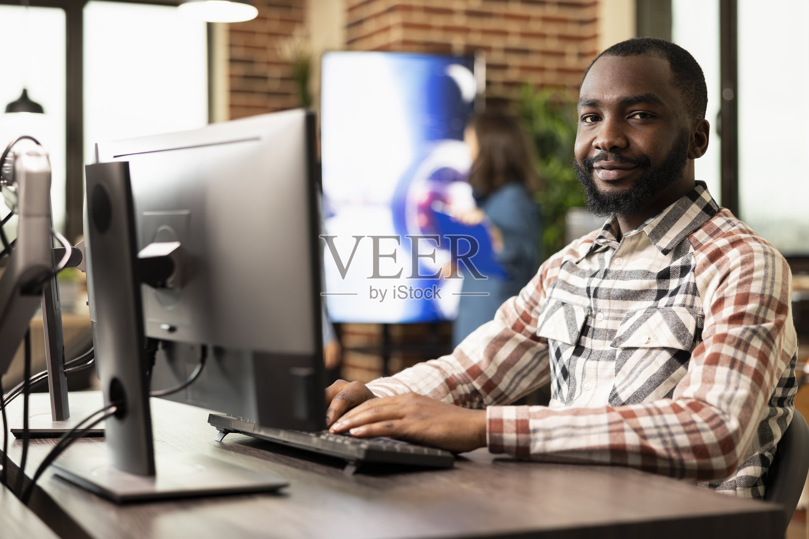 自信的男人在办公室为相机摆姿势照片摄影图片