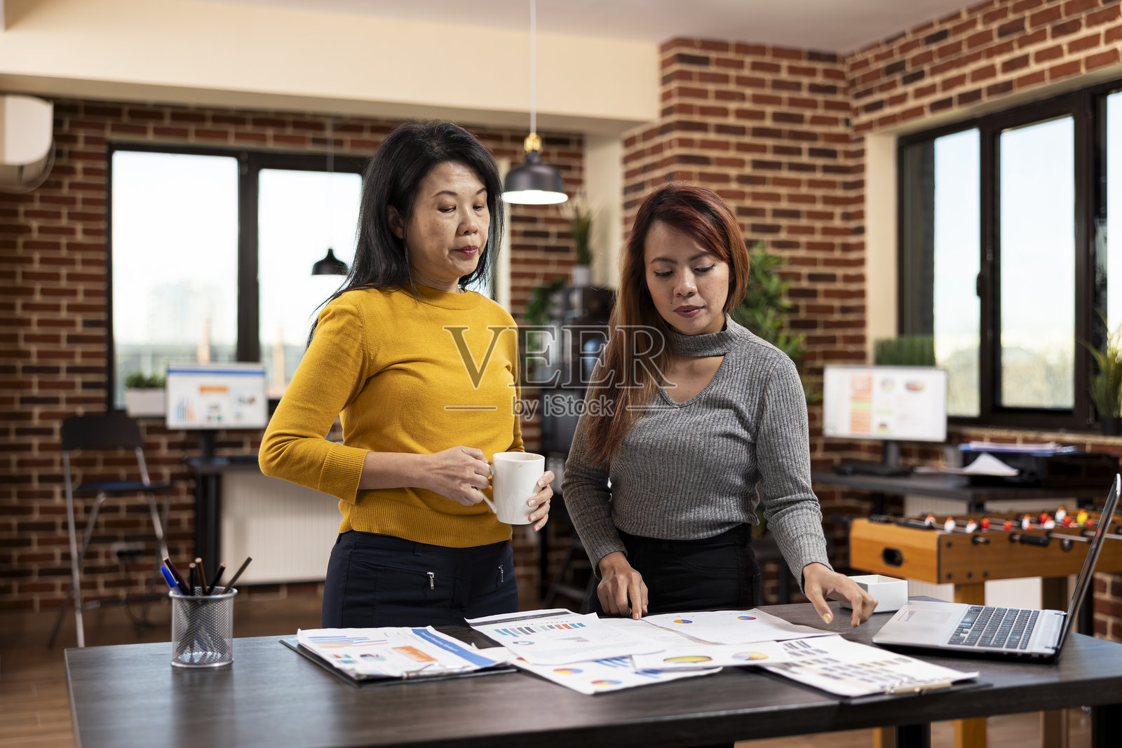 同事们在桌子上分析图表照片摄影图片