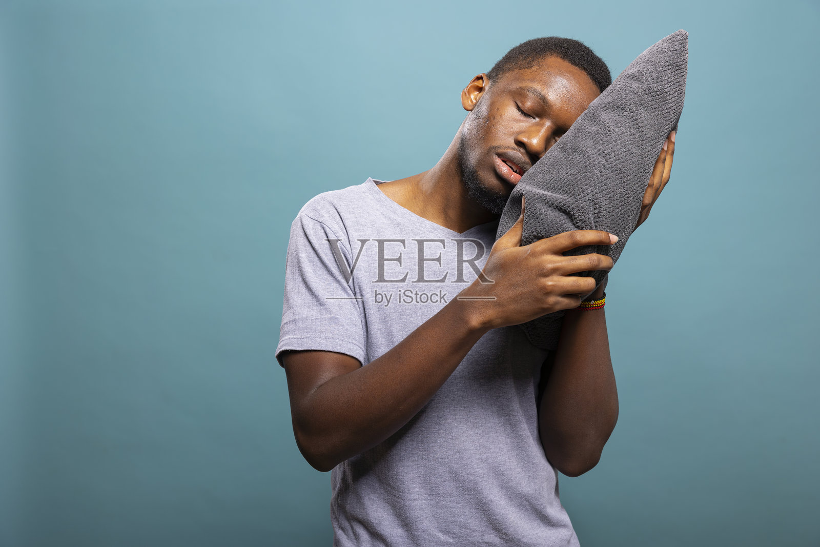 疲惫的男人靠在枕头上休息照片摄影图片