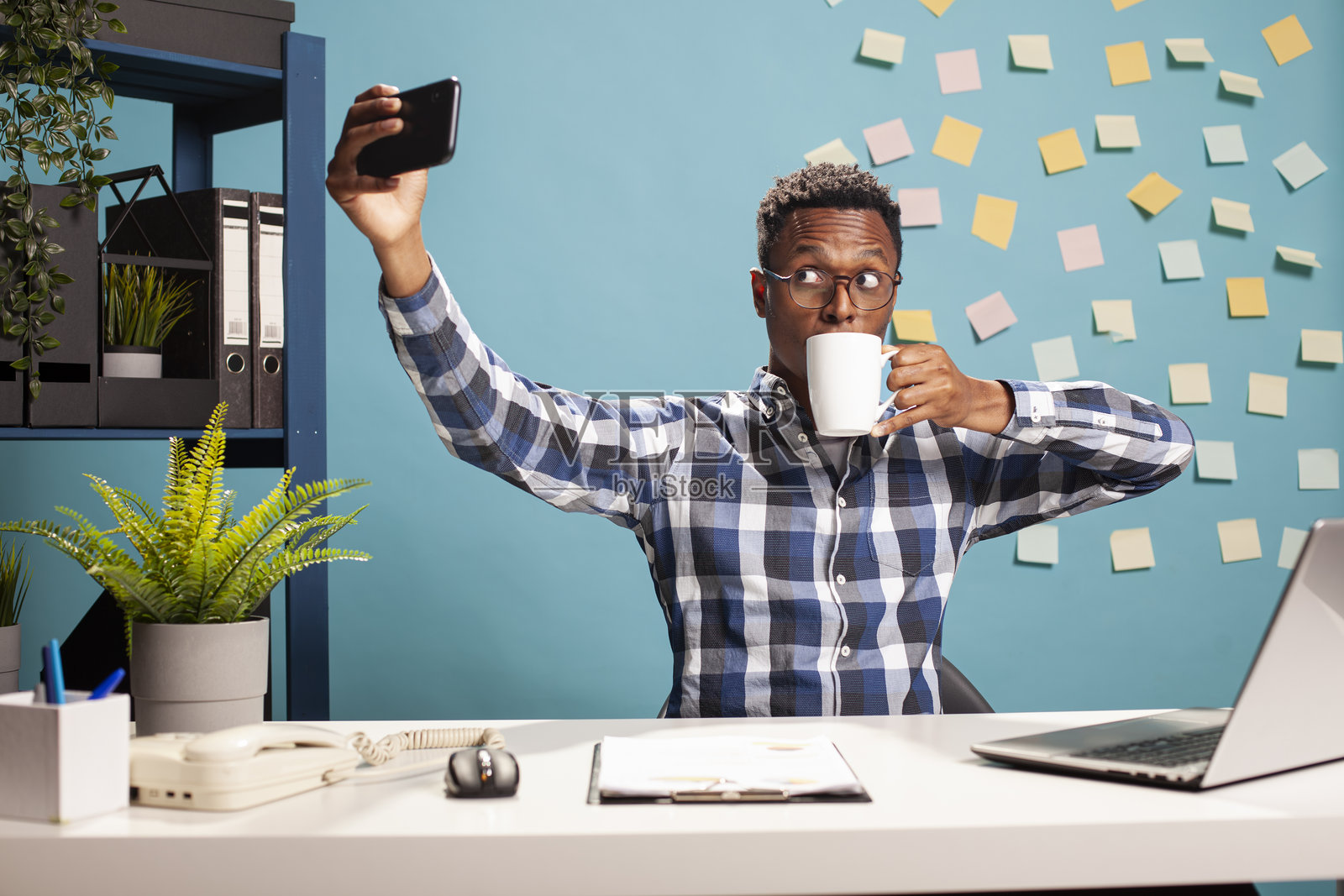 男人喝茶并自拍照片摄影图片