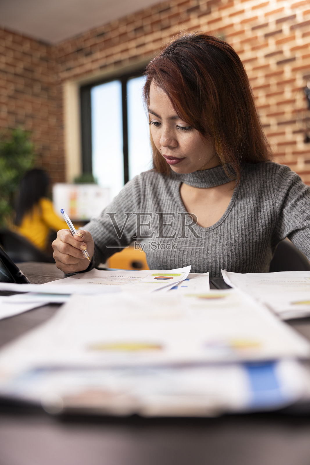 经理用笔阅读文件照片摄影图片