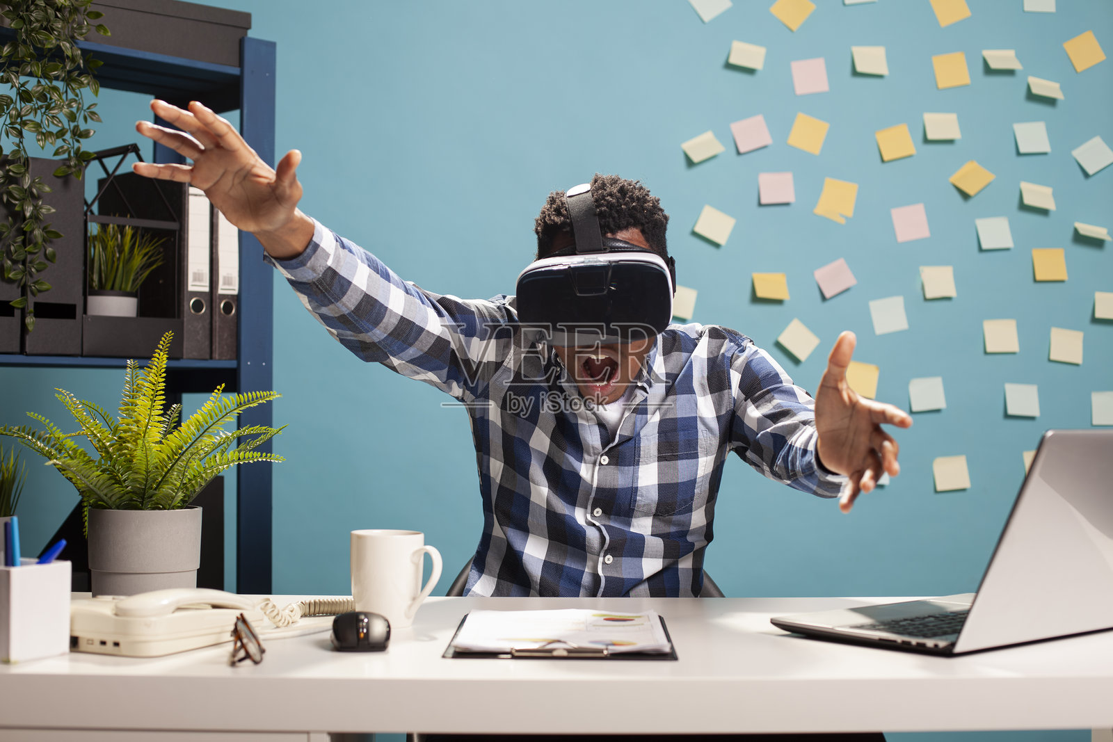 戴着VR头盔的男子张嘴。照片摄影图片