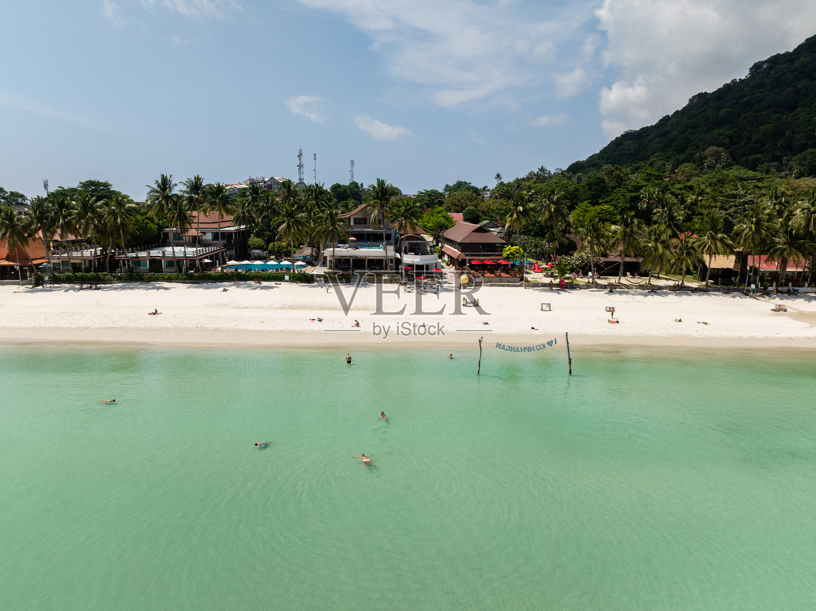泰国科潘岛的海滨度假村，碧蓝的海水和沙滩。照片摄影图片