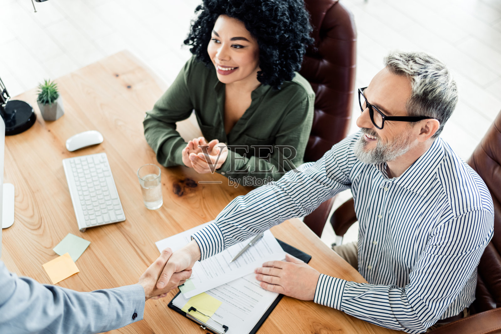 专业团队在优雅的工作空间中进行协作会议，展示团队合作、协作和商业伙伴关系照片摄影图片