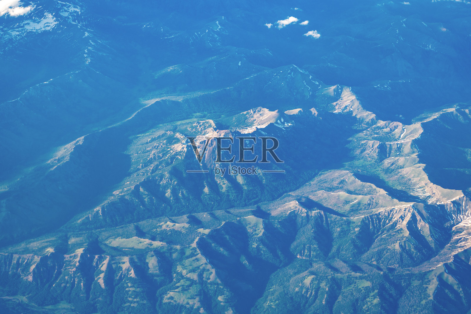 飞机上俯瞰山顶。云雾缭绕的自然山景。云层与山峰的空中视角。自然背景。山地景观的航拍视图。航拍云雾景观。照片摄影图片