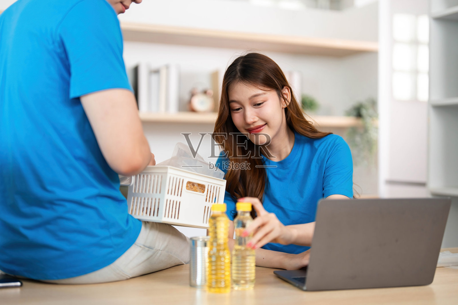 志愿者组织物资以支持社区的捐赠活动照片摄影图片