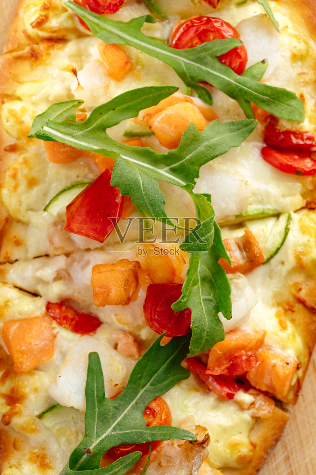 鸡肉、菠萝和芝麻菜披萨照片摄影图片