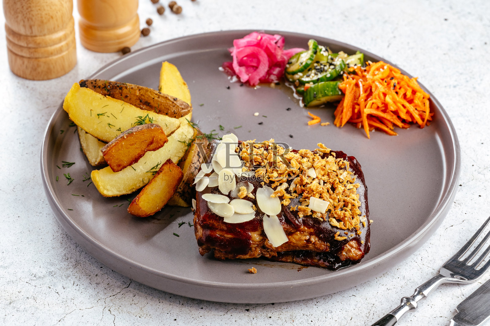 土豆角、牛排和蔬菜沙拉照片摄影图片