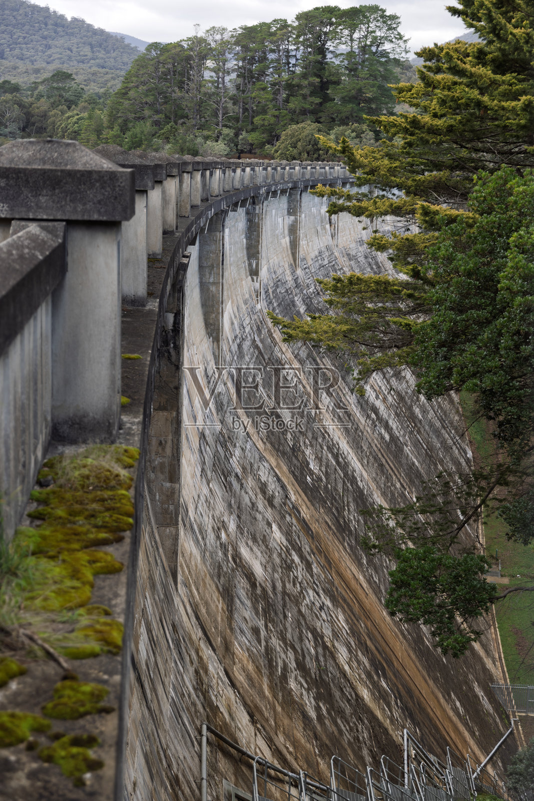 马伦达水坝墙被绿色树木和苔藓环绕照片摄影图片