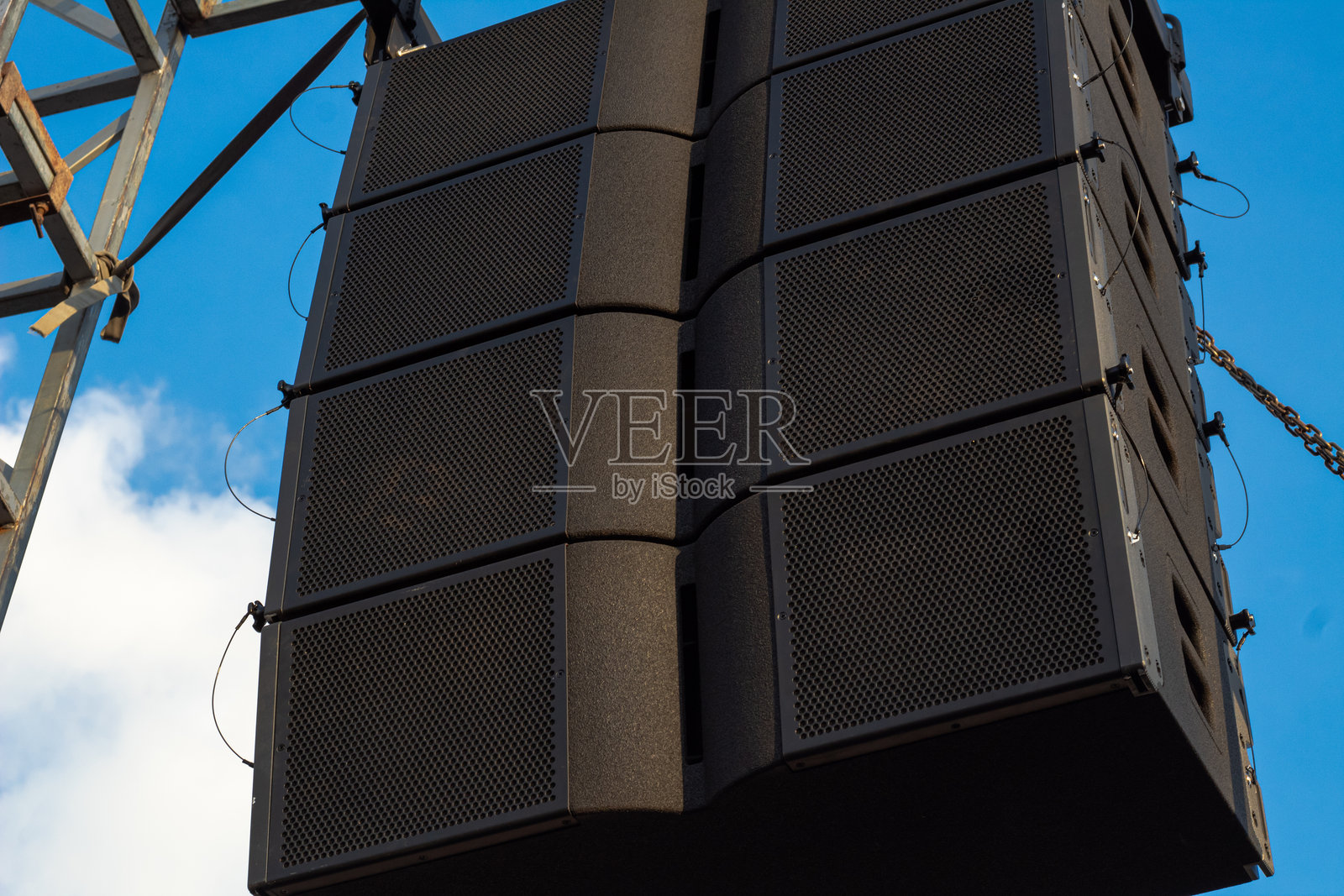 悬挂在金属桁架上的音乐会音响系统照片摄影图片