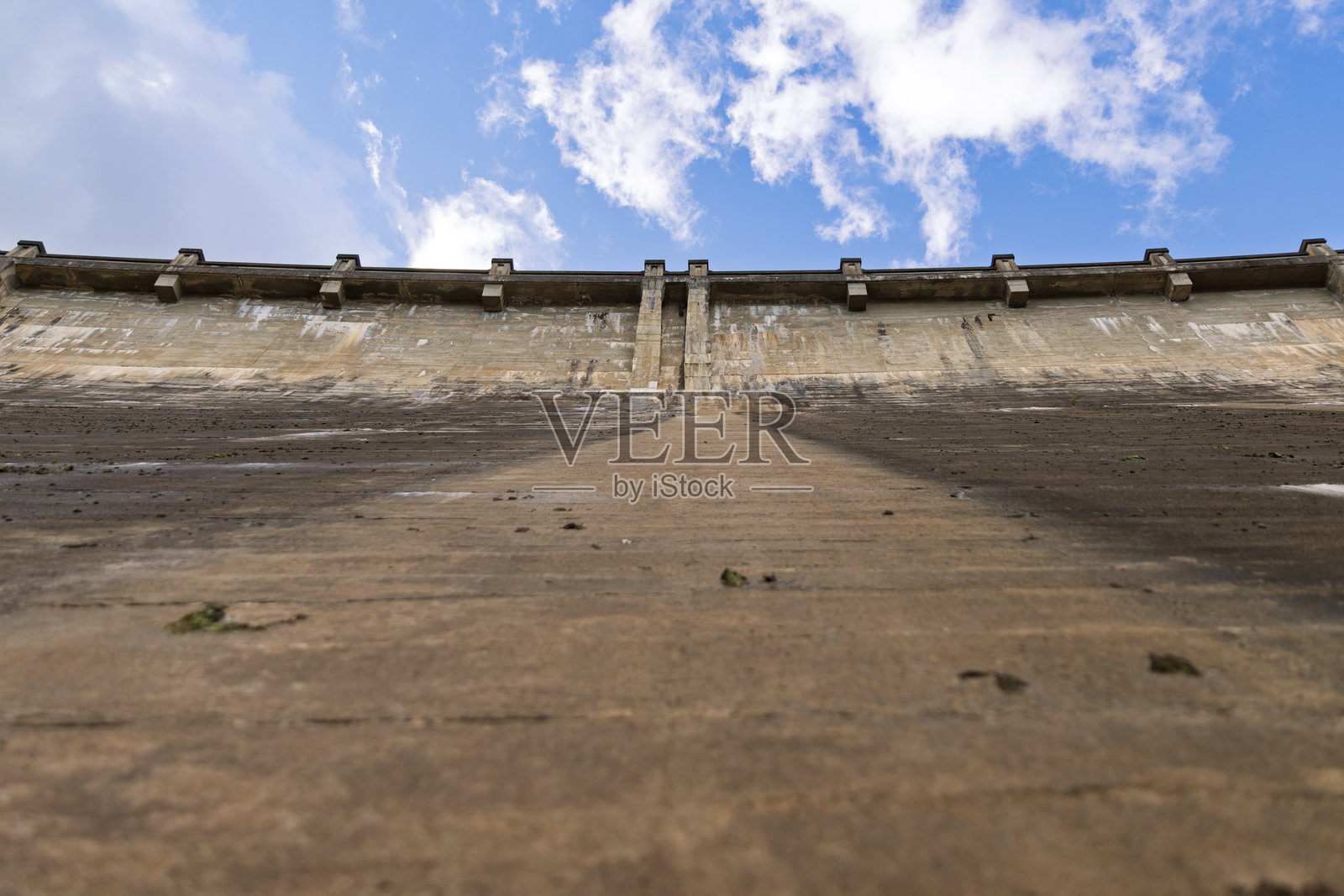 马伦达水坝的坝墙在阳光明媚的日子里直指天空照片摄影图片