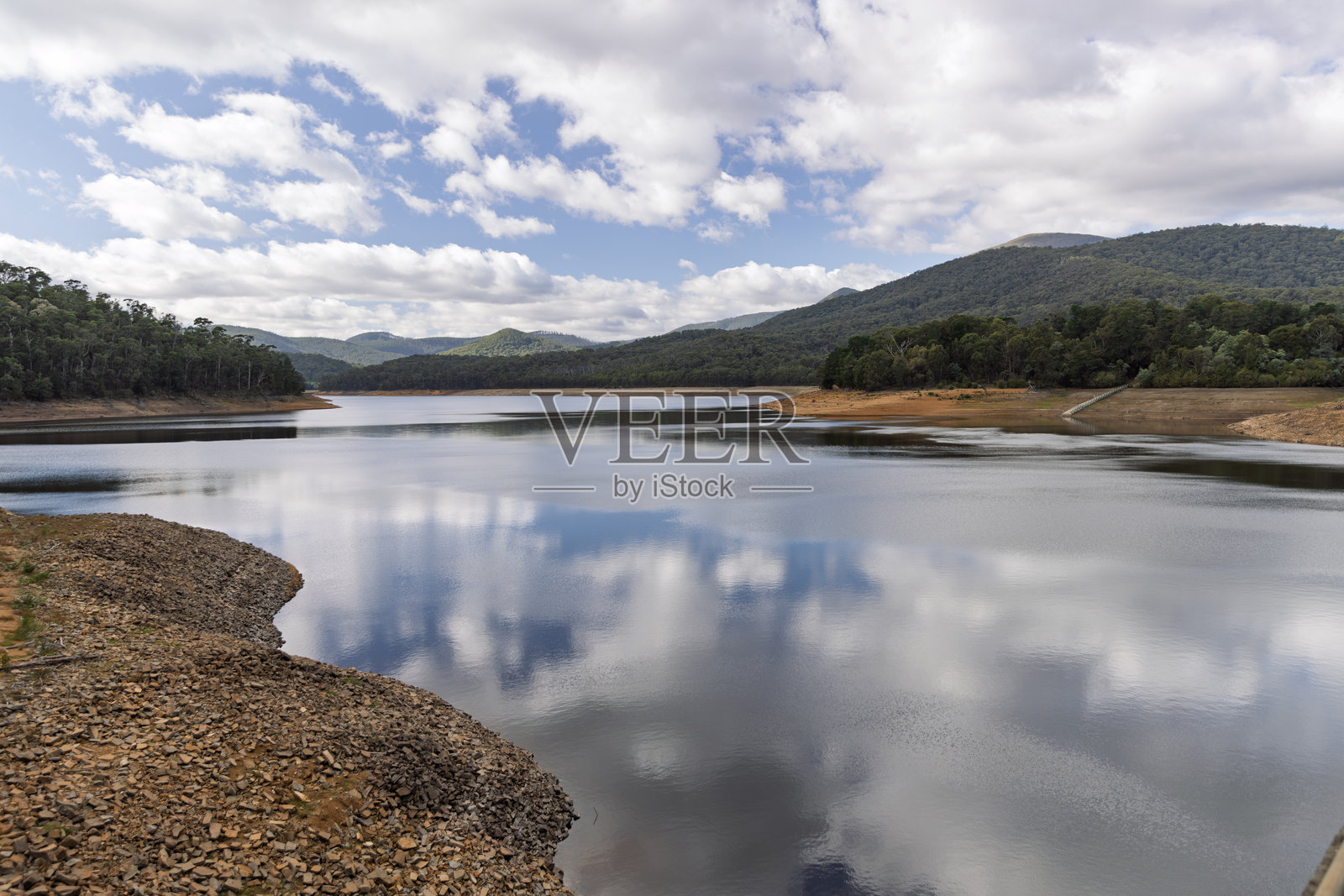 马伦达水库映照着多云的蓝天，水位较低。照片摄影图片