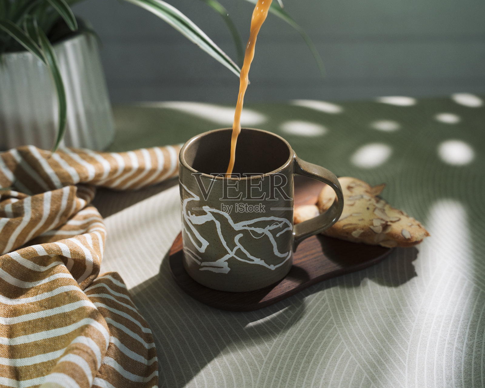 阳光明媚的早晨，咖啡倒入美丽的杯子中。照片摄影图片