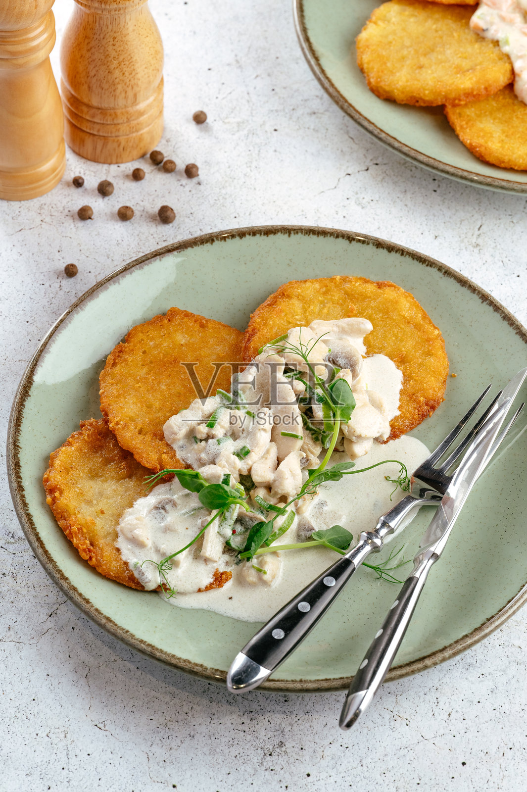 土豆煎饼配酱汁和蘑菇照片摄影图片
