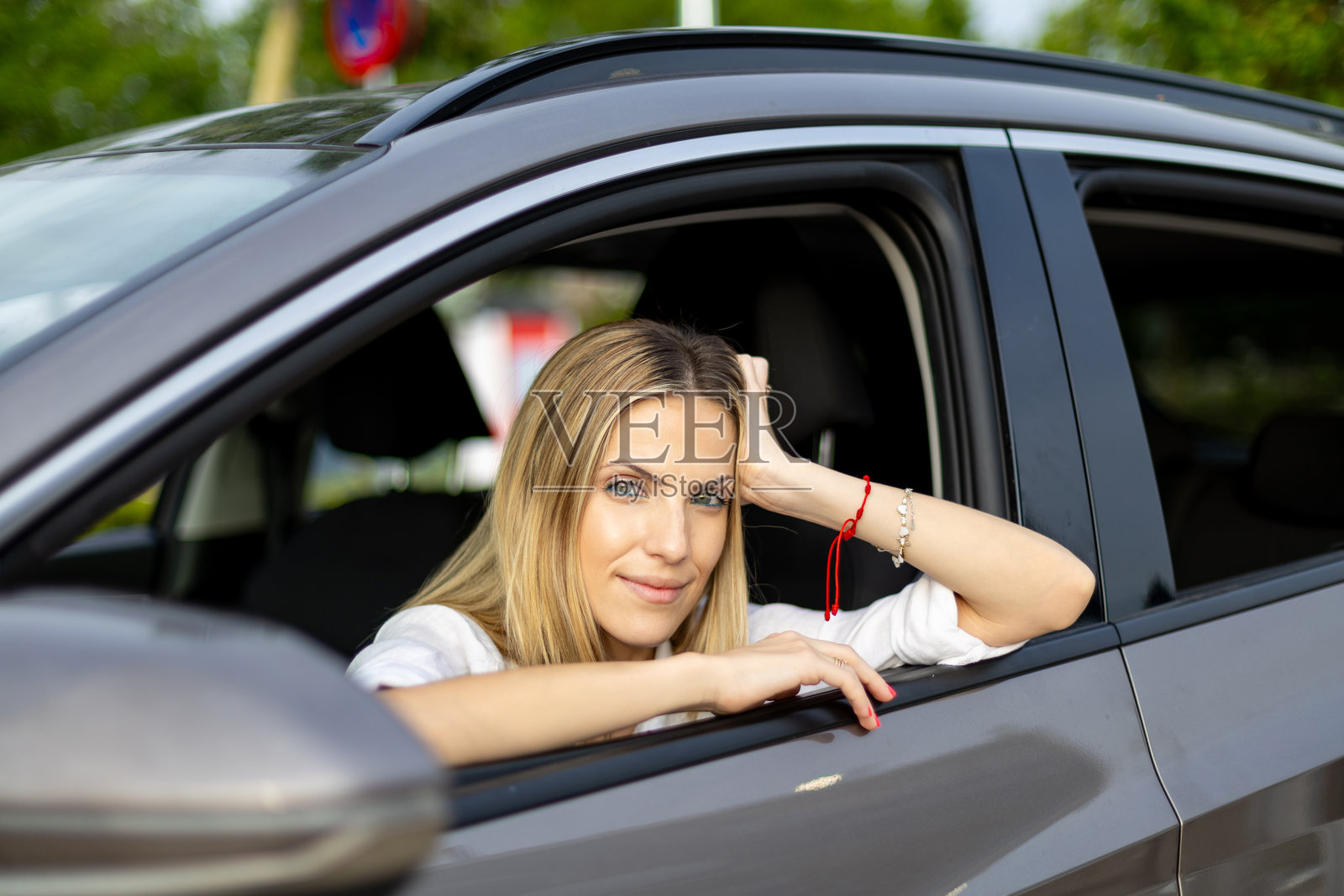 女商人在工作一天后放松地坐在车里照片摄影图片