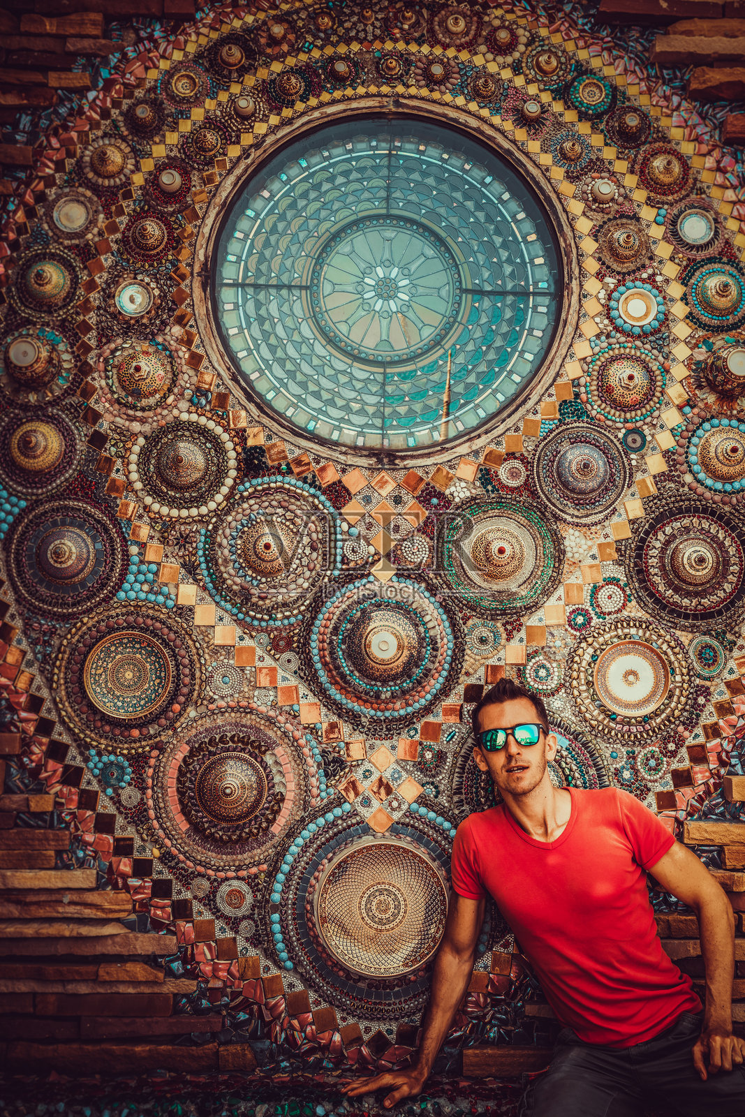 旅行者们探索泰国北部最独特的寺庙之一——帕索恩凯寺，感受亚洲文化和宗教。照片摄影图片