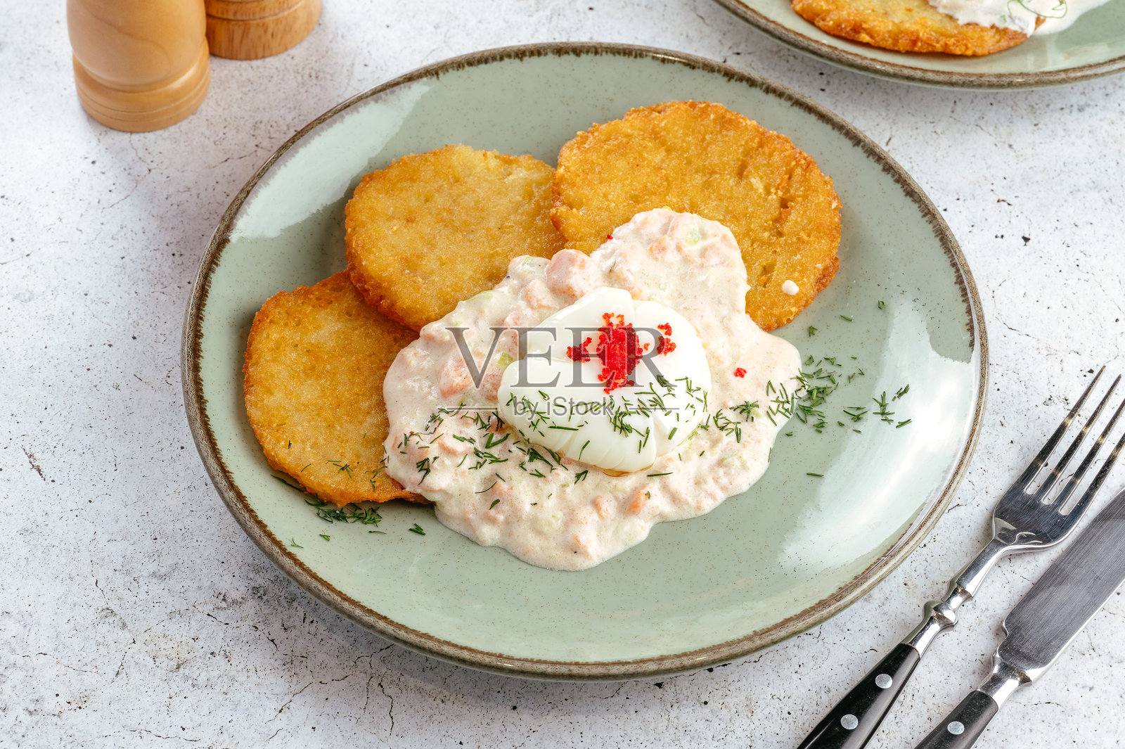 土豆煎饼配酱汁和香草照片摄影图片