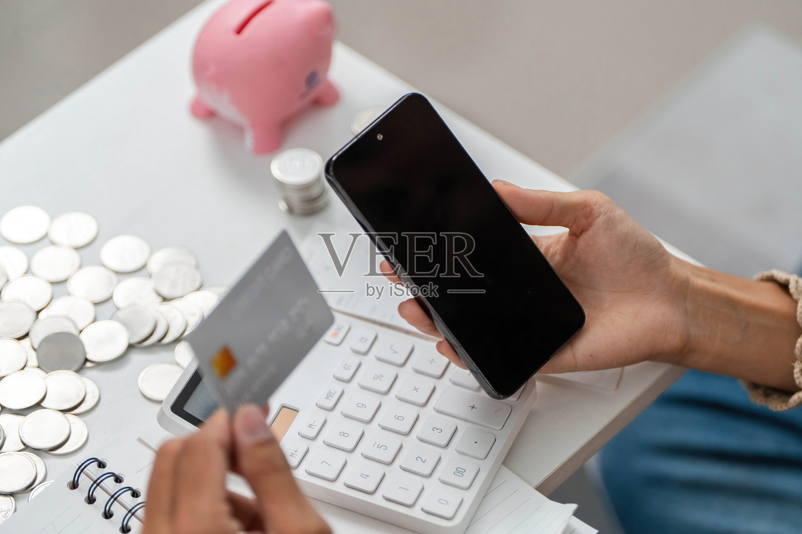 金融交易。个人手持信用卡和智能手机进行支付。照片摄影图片