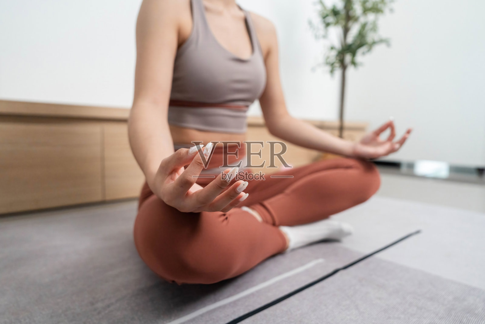 瑜伽与冥想。女性以冥想姿势练习正念与放松。照片摄影图片