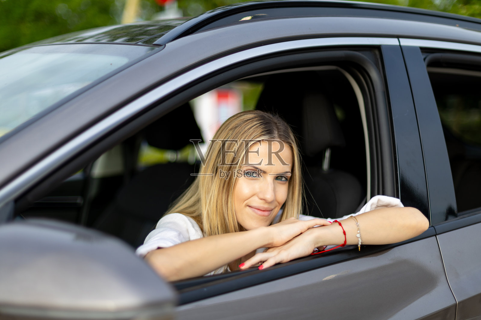 快乐的女商人在车内放松，享受公路旅行照片摄影图片