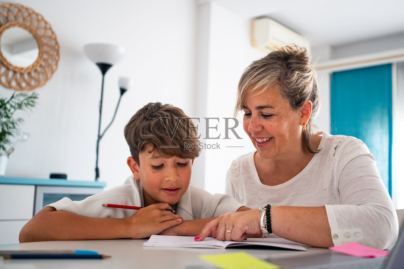 母亲和儿子在家中白天的互动学习时刻照片摄影图片