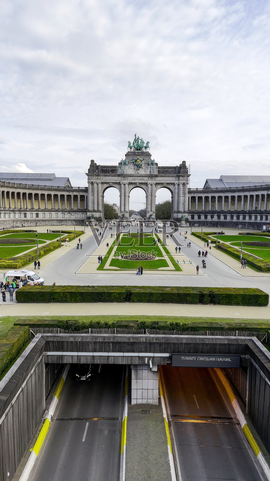 布鲁塞尔的五十周年公园和五十周年拱廊的鸟瞰图，古典建筑风格，宏伟的拱门和绿草如茵的草坪，历史地标被对称的花园环绕，旅游和文化遗产概念，凯旋门照片摄影图片