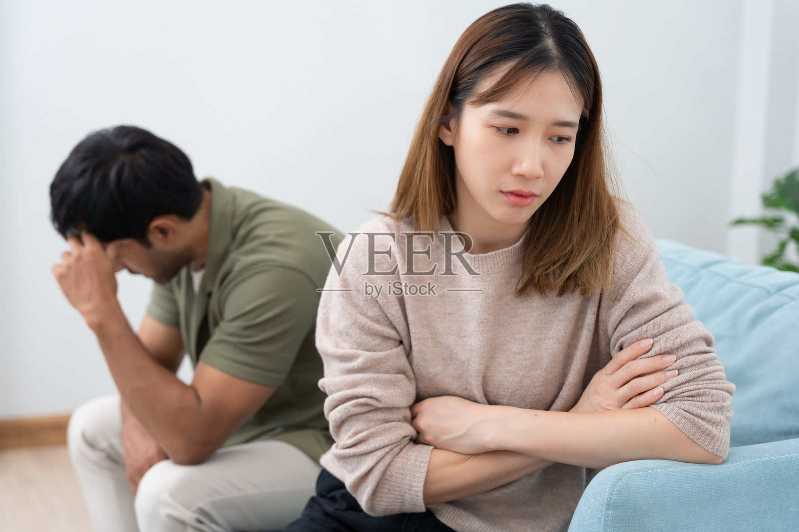 离婚与争吵。夫妻在婚后感到绝望和失望。丈夫和妻子在争吵后感到伤心、沮丧和挫败。信任危机、爱情问题、背叛。家庭问题。照片摄影图片