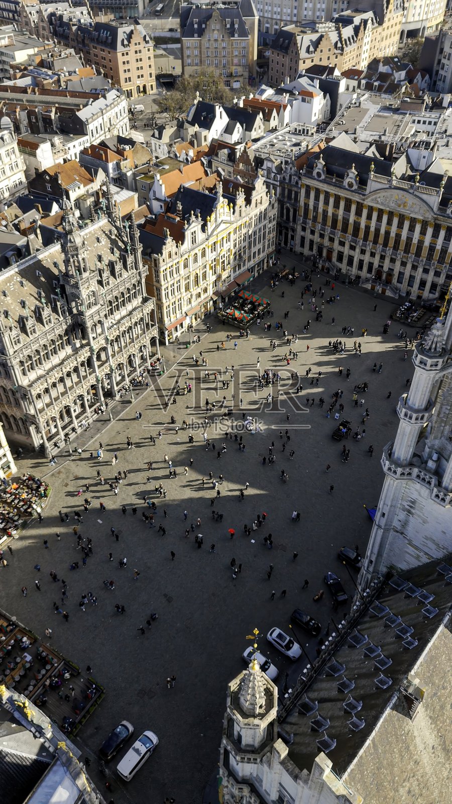 布鲁塞尔大广场的鸟瞰图，市政厅及周围历史建筑，展现比利时首都的风景城市景观，哥特式建筑，欧洲的旅游和文化遗产地标照片摄影图片