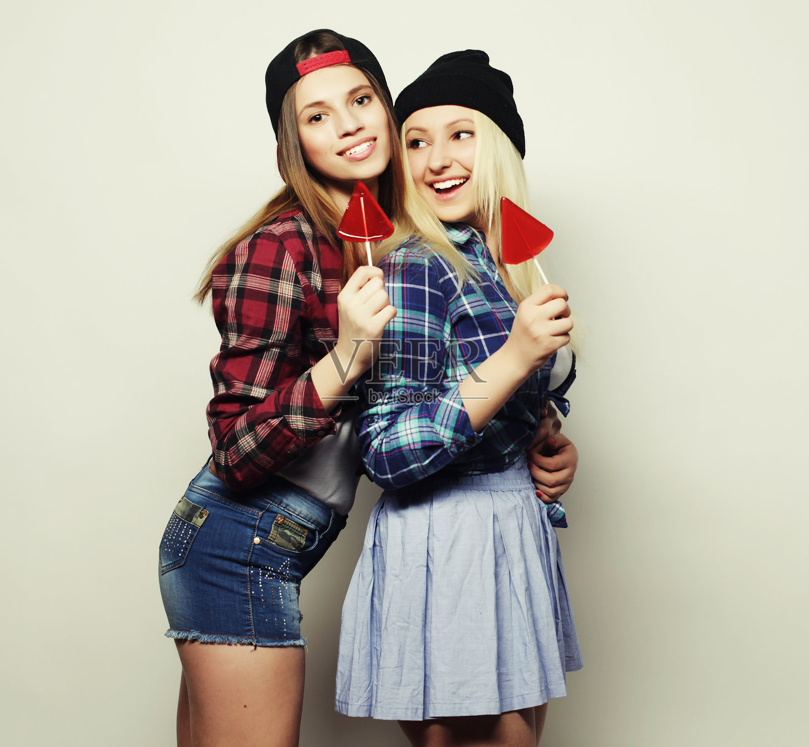 两个年轻漂亮的嬉皮女孩照片摄影图片