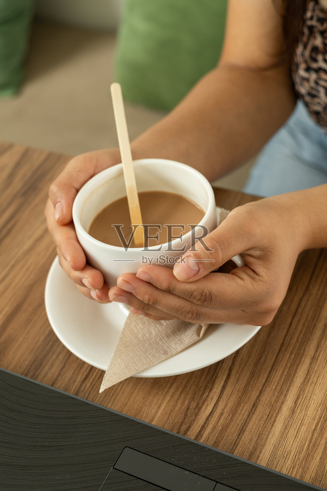 女孩在咖啡馆与朋友们一起享受热巧克力照片摄影图片