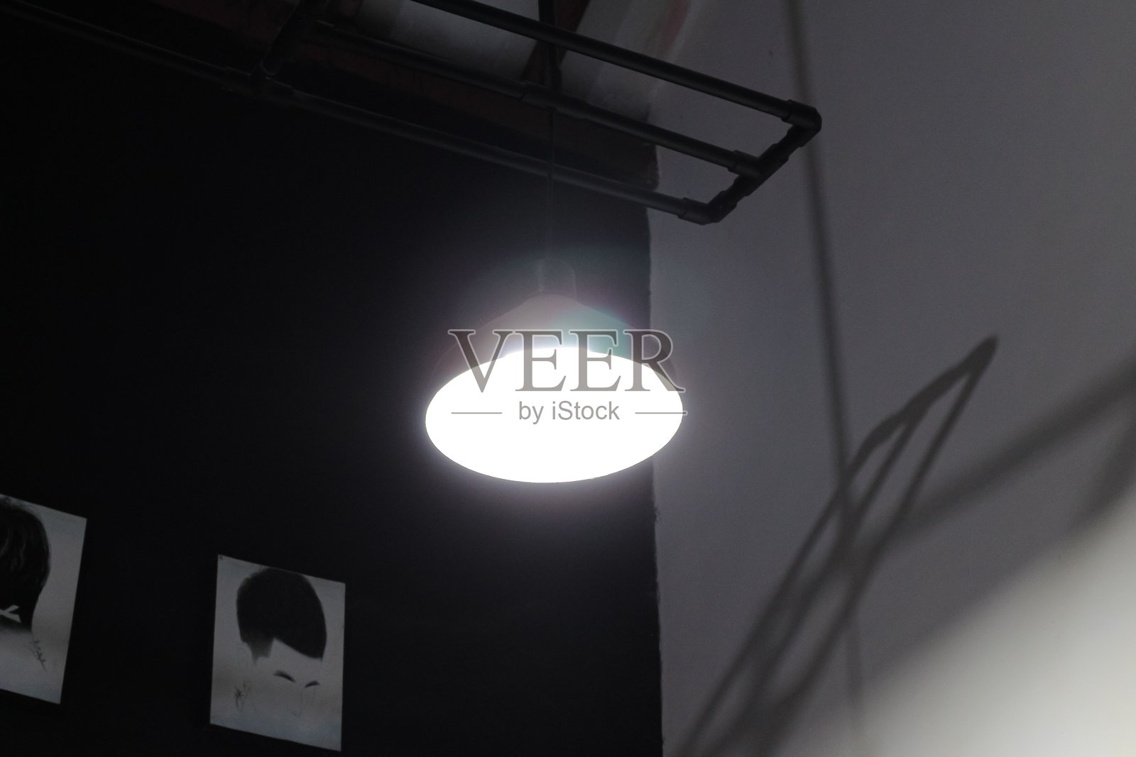 现代工业室内的吊顶灯具照片摄影图片