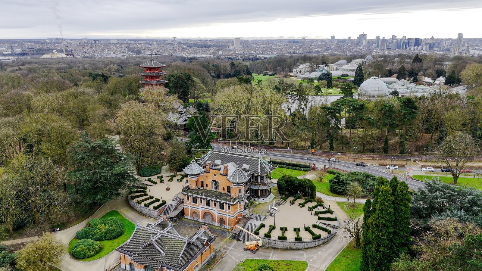 布鲁塞尔的中国馆鸟瞰图，周围环绕着精心设计的花园和绿地，东方建筑风格，拥有精美的木雕和弯曲的屋顶，是比利时的文化和历史地标。照片摄影图片