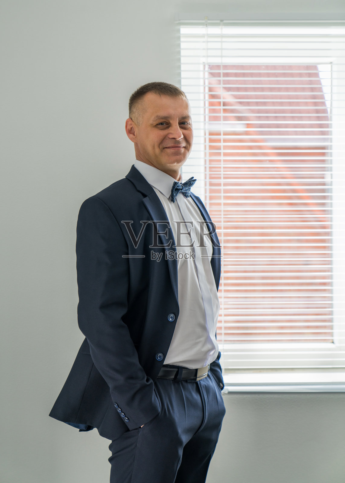 身穿经典西装的男士肖像。商务风格照片摄影图片