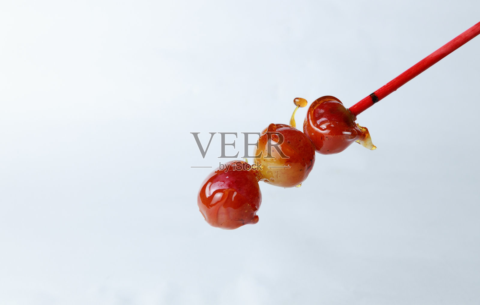 焦糖红葡萄在白色背景上（表现主义）照片摄影图片