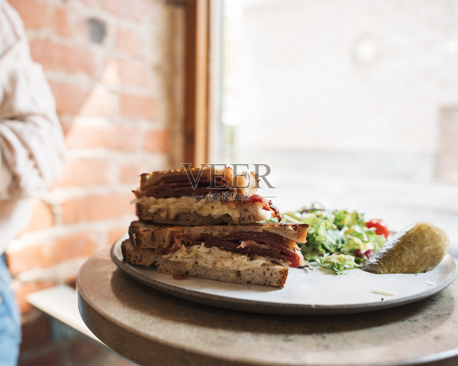 斯德哥尔摩咖啡馆里的肉类三明治配沙拉放在盘子上照片摄影图片