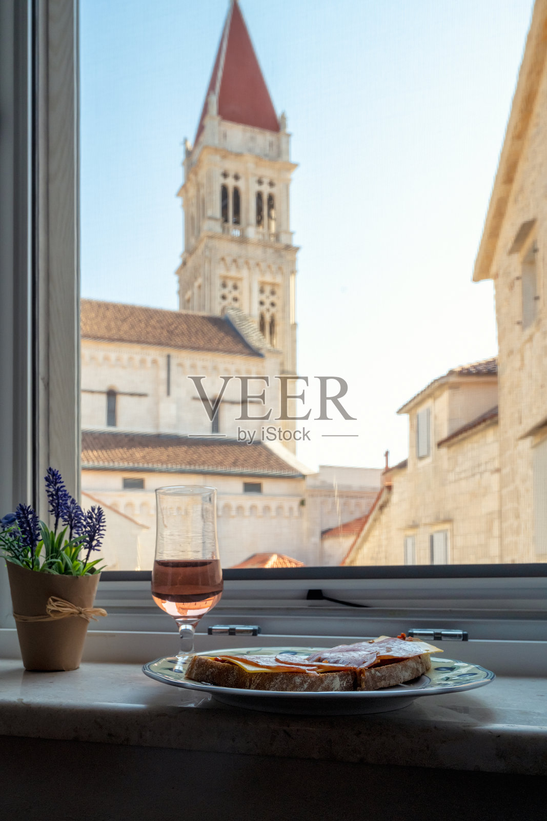 在克罗地亚特罗吉尔的古镇漫步。照片摄影图片