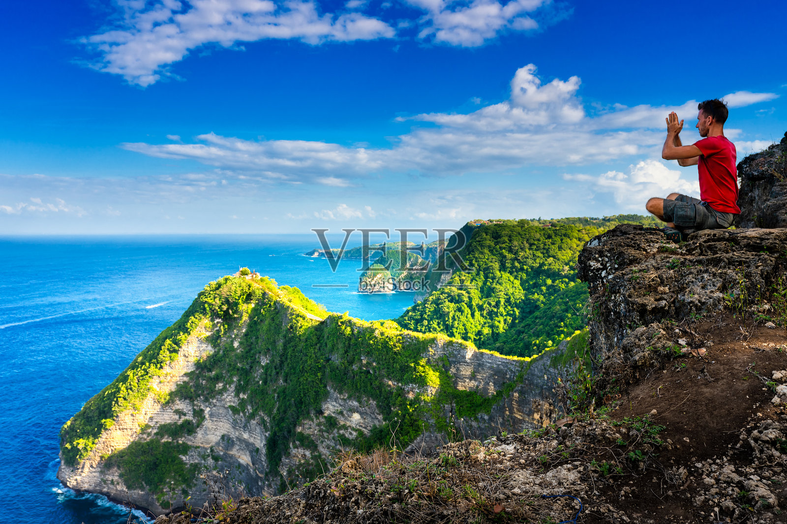 旅行者探索著名地标和热门旅游目的地巴厘岛的克林金海滩，海洋中有令人难以置信的山岩。照片摄影图片