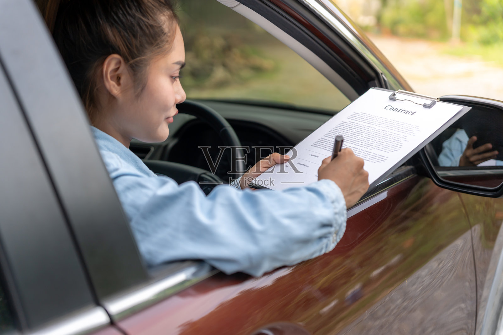 租赁、租车、出售、购买。签署新车和二手车合同。销售、贷款信用金融、租赁车辆、保险、租赁、卖方、经销商、分期付款、汽车保养业务。照片摄影图片