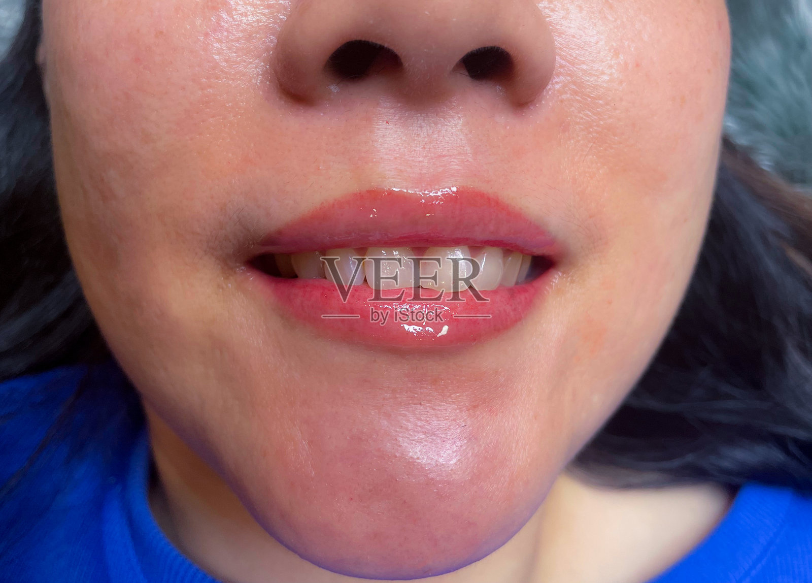 眉毛纹身，唇部纹身照片摄影图片