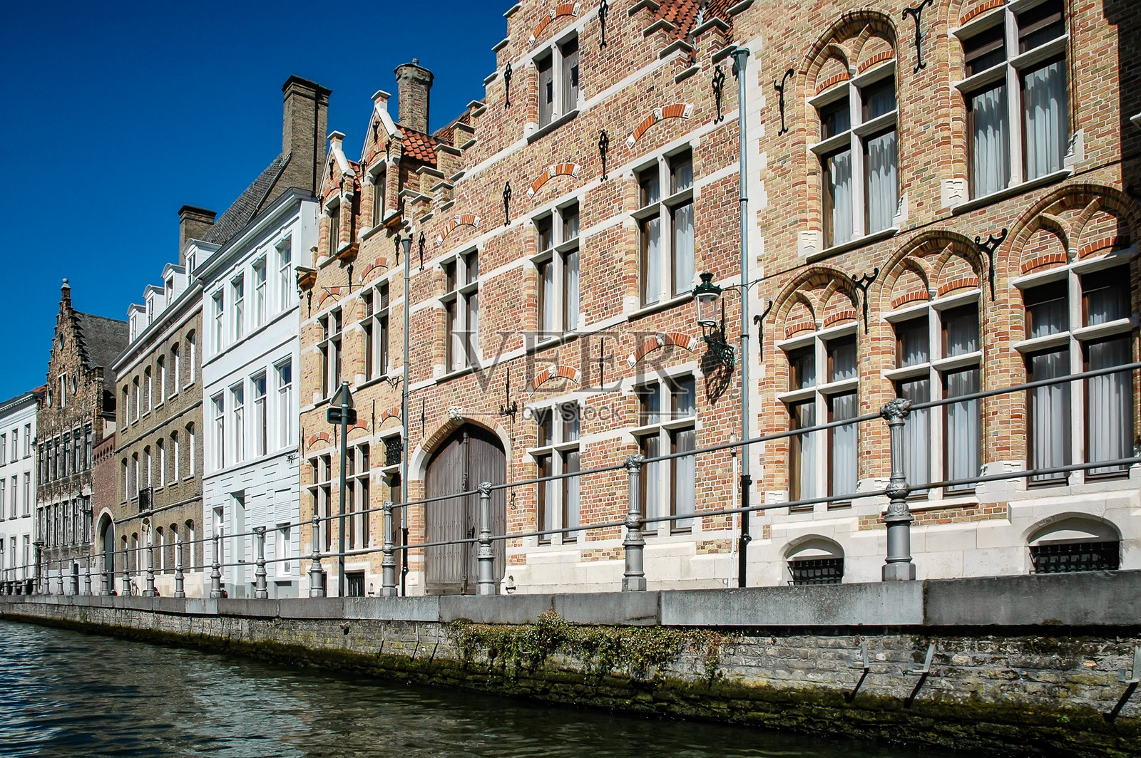 比利时布鲁日运河旁美丽建筑的惊人景观照片摄影图片