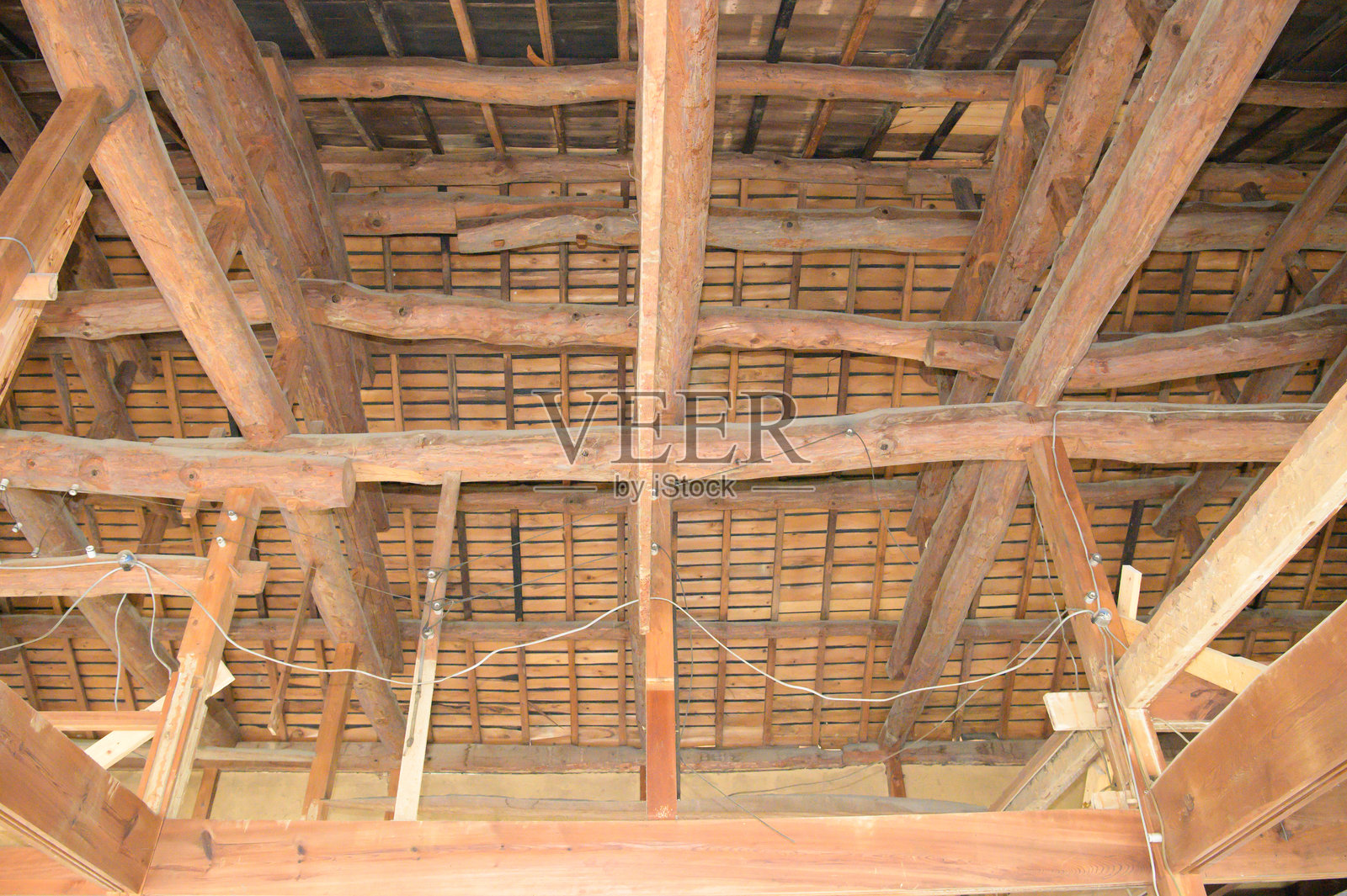 老房子的阁楼照片摄影图片