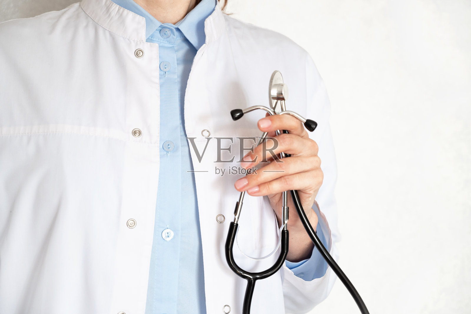 女性护士握着老年患者的手，给予支持。医生在帮助患有阿尔茨海默病的老年患者。女性护理人员握着老年男性的手。照片摄影图片